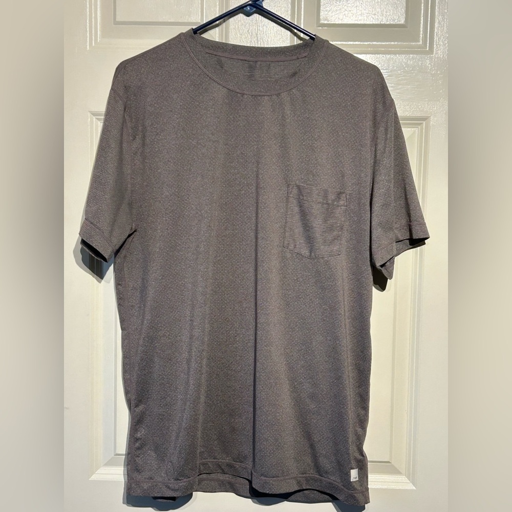 Vuori Tradewind Performance Short Sleeve Mens L Brown/Sable Pocket Stretch V109